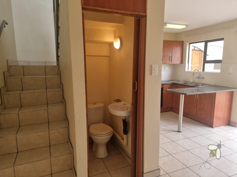 Secunda sole mandate, 2 bedroom unit for sale, close to town, automated garage, cherry wood kitchen, study nook, low levy