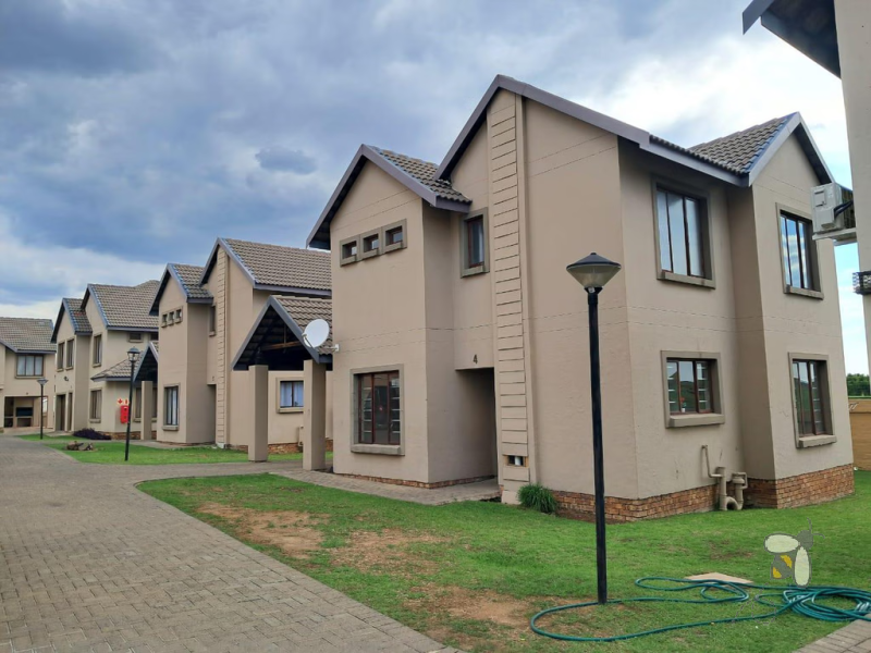 Secunda townhouse for sale, Ext 23 property, 2 bedroom 2 bathroom, built-in braai, secure complex, first-time buyer, granite countertops