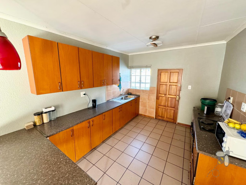Secunda Central townhouse for sale, 2 bedroom unit, built-in cupboards, open plan kitchen, internal garage access, communal garden, play area