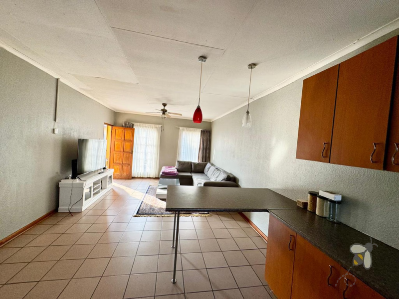 Secunda Central townhouse for sale, 2 bedroom unit, built-in cupboards, open plan kitchen, internal garage access, communal garden, play area