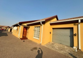 Secunda Central townhouse for sale, 2 bedroom unit, built-in cupboards, open plan kitchen, internal garage access, communal garden, play area
