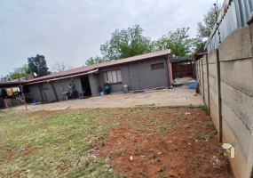 Sasolburg Ext 12, family home for sale, 4 bedroom house, flatlet potential, large yard, investment opportunity, spacious living