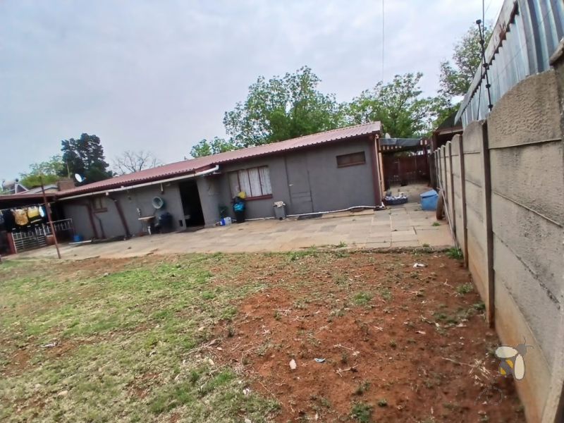 Sasolburg Ext 12, family home for sale, 4 bedroom house, flatlet potential, large yard, investment opportunity, spacious living