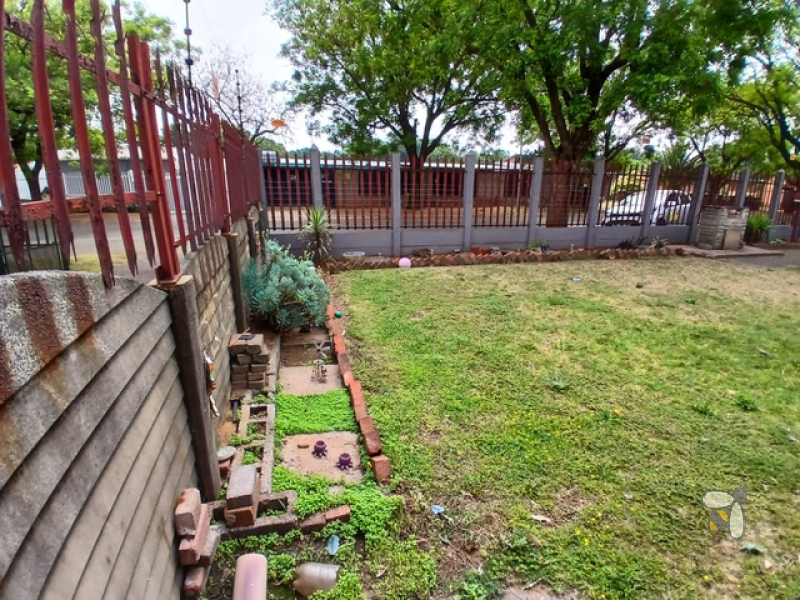 Sasolburg Ext 12, family home for sale, 4 bedroom house, flatlet potential, large yard, investment opportunity, spacious living