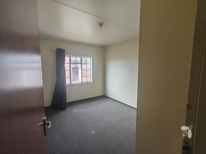 Secunda flat for sale, 3 bedroom flat, R790000 property, modern flat, first-time buyer property, investor property, built-in cupboards, undercover parking, well-maintained flat.