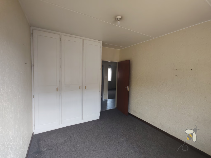 Secunda flat for sale, 3 bedroom flat, R790000 property, modern flat, first-time buyer property, investor property, built-in cupboards, undercover parking, well-maintained flat.
