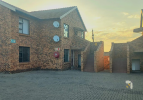 Secunda flat for sale, 2 bedroom unit, R790000 property, security complex, modern kitchen, small complex, electric gate, investor property, spacious bedrooms.