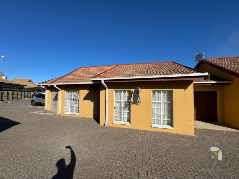Secunda Central, townhouse for sale, secure complex, 2 bedroom, lock up garage, prepaid electricity, fully tiled, communal play area