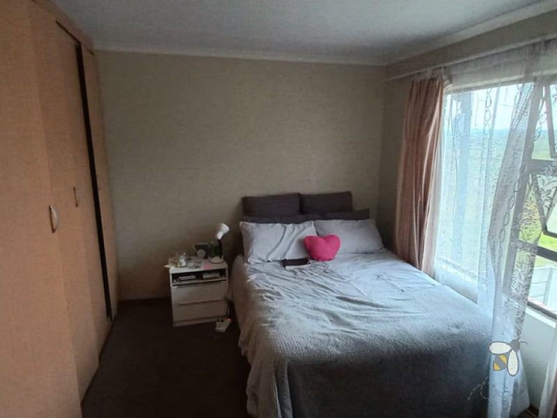 Secunda flat for sale, 2 bedroom unit, R790000 property, security complex, modern kitchen, small complex, electric gate, investor property, neatly tiled.