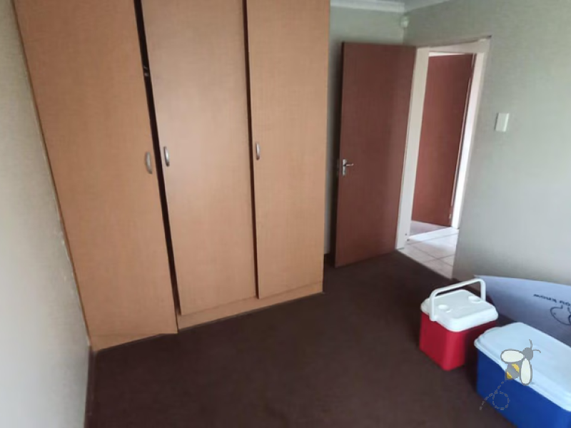 Secunda flat for sale, 2 bedroom unit, R790000 property, security complex, modern kitchen, small complex, electric gate, investor property, neatly tiled.