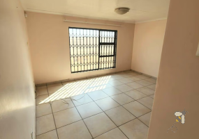 Secunda upmarket unit for sale, 2 bedroom unit, R760000 property, modern kitchen, laminated floors, single garage, spacious rooms, complex living, investor property.