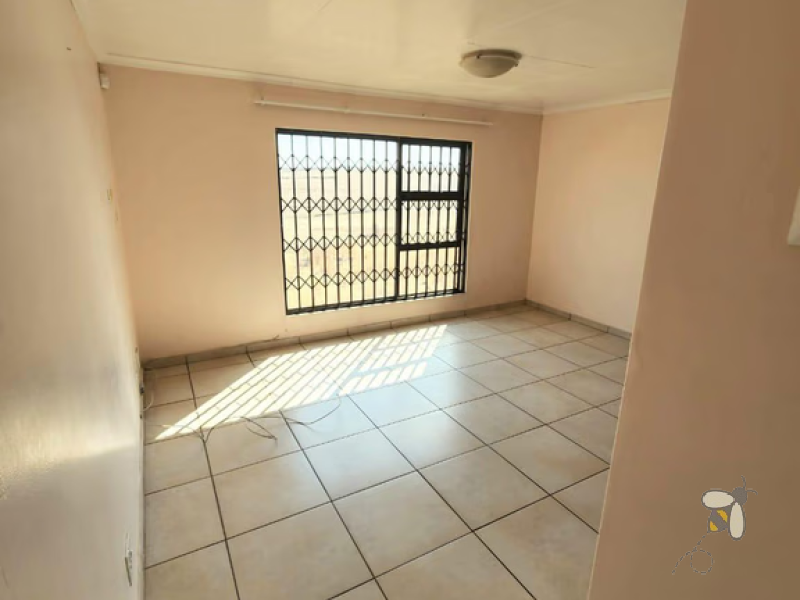 Secunda upmarket unit for sale, 2 bedroom unit, R760000 property, modern kitchen, laminated floors, single garage, spacious rooms, complex living, investor property.