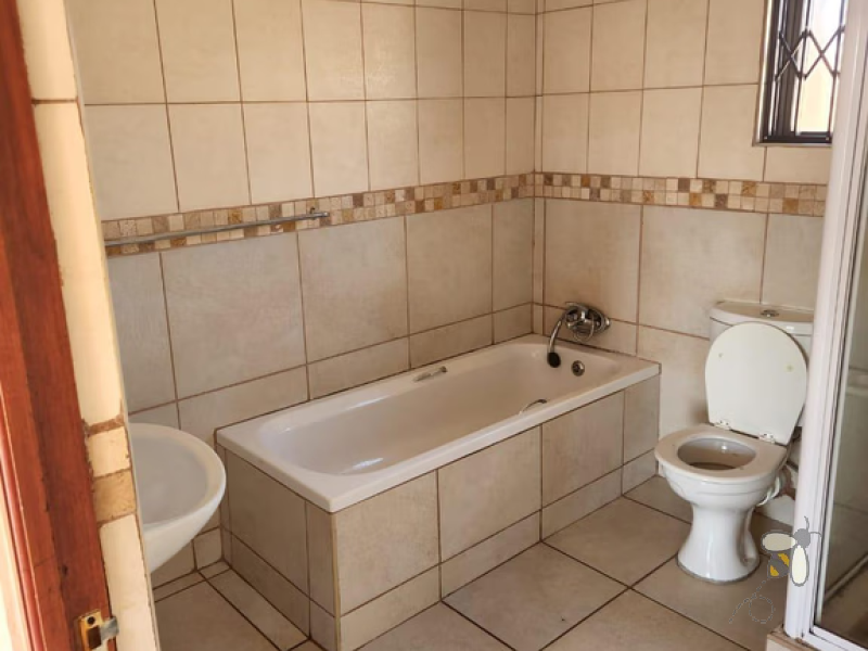 Secunda upmarket unit for sale, 2 bedroom unit, R760000 property, modern kitchen, laminated floors, single garage, spacious rooms, complex living, investor property.