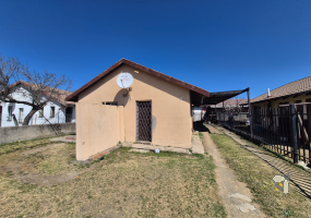 Embalenhle house for sale, 2 bedroom home, R750000 property, neat house, first-time buyer, investor, automated gate, carport for 2 cars, built-in cupboards.