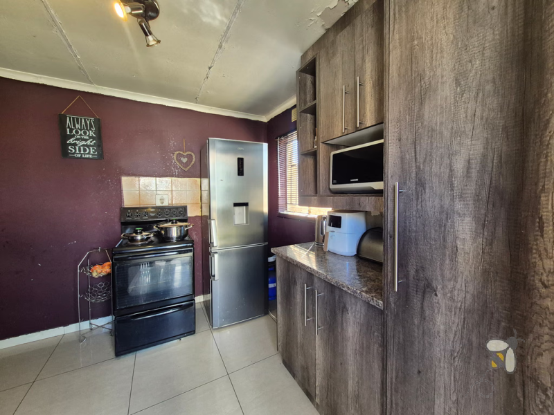 Embalenhle house for sale, 2 bedroom home, R750000 property, neat house, first-time buyer, investor, automated gate, carport for 2 cars, built-in cupboards.