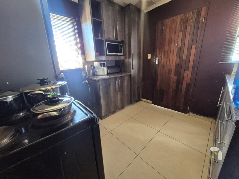 Embalenhle house for sale, 2 bedroom home, R750000 property, neat house, first-time buyer, investor, automated gate, carport for 2 cars, built-in cupboards.