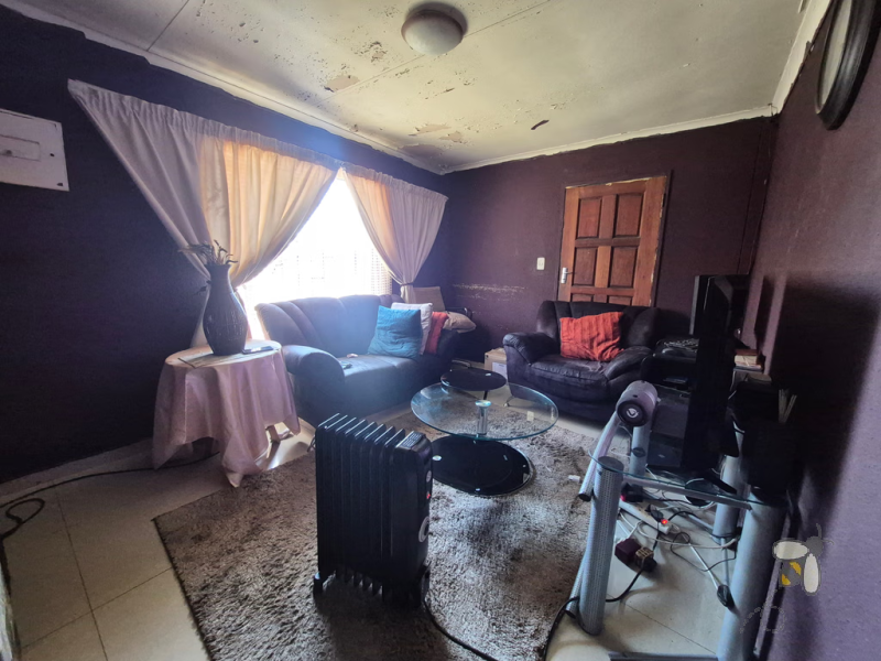 Embalenhle house for sale, 2 bedroom home, R750000 property, neat house, first-time buyer, investor, automated gate, carport for 2 cars, built-in cupboards.