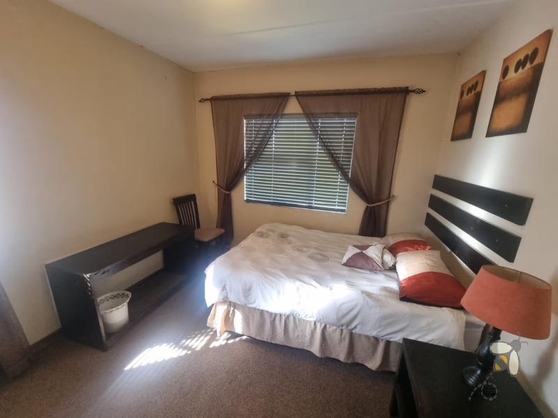 Secunda ground floor flat for sale, 2 bedroom flat, R750000 property, lock up garage, breakfast nook, sizable pantry, built-in cupboards, bath-shower, close to amenities.