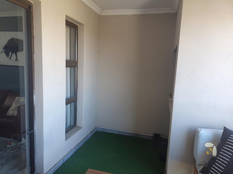 Secunda, apartment for sale, 2 bedroom flat, top floor unit, braai balcony, prepaid electricity, undercover carport, modern kitchen, open plan