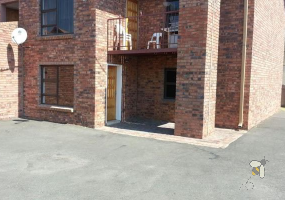 Ground floor flat, 2 bedroom apartment, classy, spacious, open-plan, cherry wood kitchen, Trellis security, easy access, retirees, investors