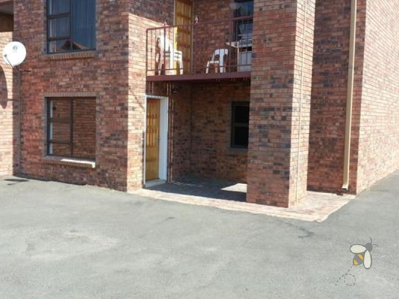 Ground floor flat, 2 bedroom apartment, classy, spacious, open-plan, cherry wood kitchen, Trellis security, easy access, retirees, investors