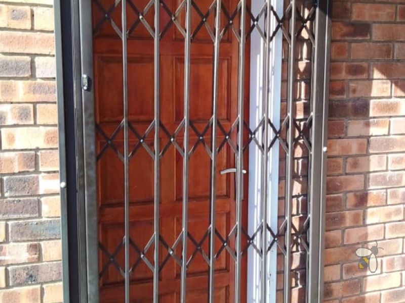 Ground floor flat, 2 bedroom apartment, classy, spacious, open-plan, cherry wood kitchen, Trellis security, easy access, retirees, investors