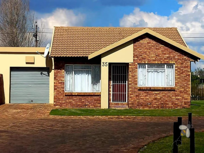 Secunda townhouse for sale, Ext 23, R699000 property, gated estate, no bond fees, no transfer fees, low levy, sectional title, structurally sound, FNB, Standard Bank.