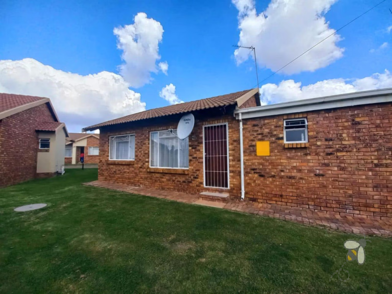 Secunda townhouse for sale, Ext 23, R699000 property, gated estate, no bond fees, no transfer fees, low levy, sectional title, structurally sound, FNB, Standard Bank.