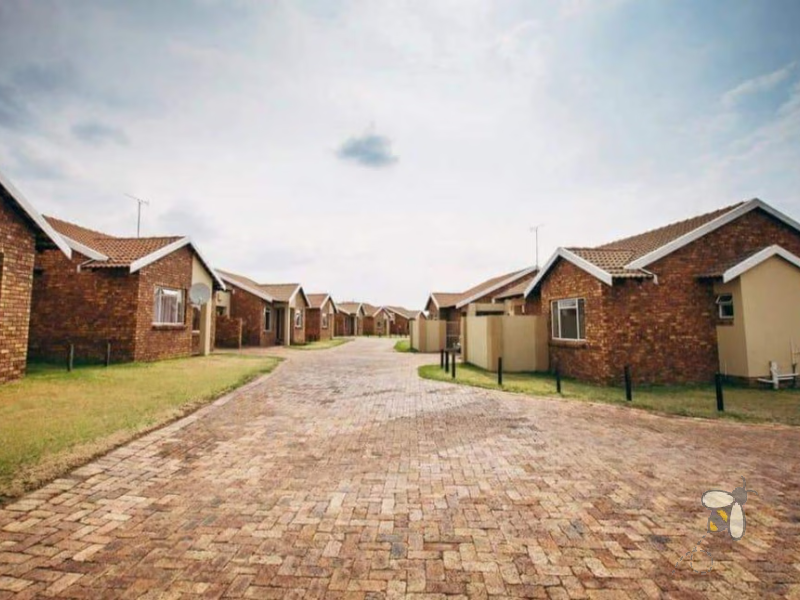 Secunda townhouse for sale, Ext 23, R699000 property, gated estate, no bond fees, no transfer fees, low levy, sectional title, structurally sound, FNB, Standard Bank.