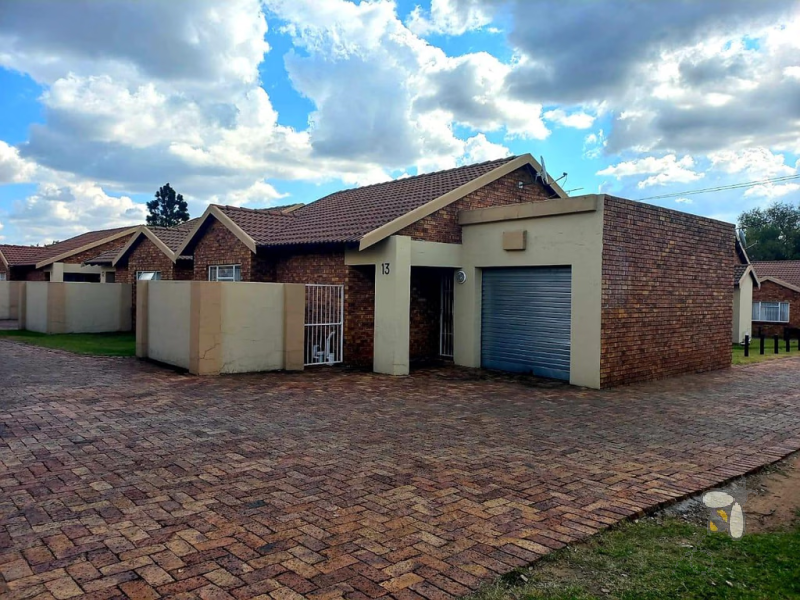 Secunda townhouse for sale, Ext 23, R699000 property, gated estate, no bond fees, no transfer fees, low levy, sectional title, structurally sound, FNB, Standard Bank.