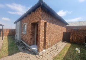 Secunda 3 bedroom house for sale, R699000 property, sole mandate, pet friendly, private yard, gas stove, loadshedding solution, gated estate, face brick, low rates.