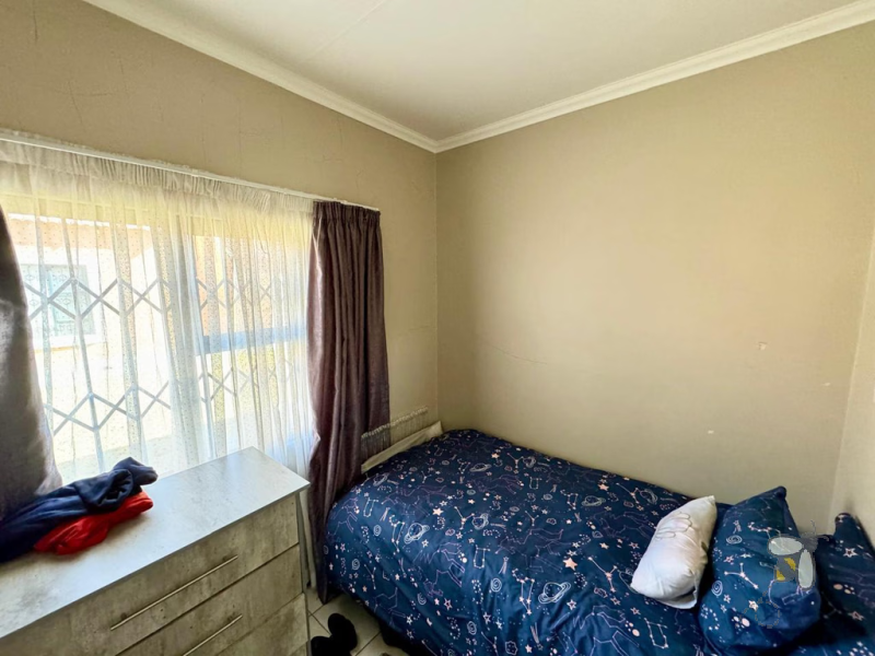 Trichardt simplex for sale, Terra Nova, 3 bedroom unit, R695000 property, fully tiled, gas stove, gas heater, low levies, carport, patio braai area, easy maintenance.