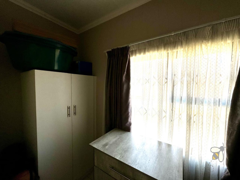 Trichardt simplex for sale, Terra Nova, 3 bedroom unit, R695000 property, fully tiled, gas stove, gas heater, low levies, carport, patio braai area, easy maintenance.