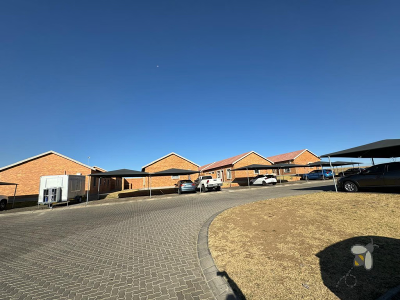 Trichardt simplex for sale, Terra Nova, 3 bedroom unit, R695000 property, fully tiled, gas stove, gas heater, low levies, carport, patio braai area, easy maintenance.