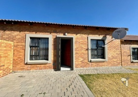 Trichardt simplex for sale, Terra Nova, 3 bedroom unit, R695000 property, fully tiled, gas stove, gas heater, low levies, carport, patio braai area, easy maintenance.