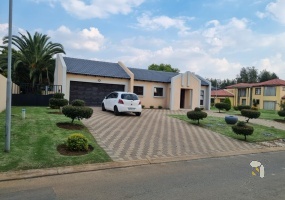 3 bedroom home, executive home, Helderwyk Estate, Brakpan, secure estate, estate gym, ensuite, double garage, luxury living, for sale