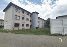 Eveleigh Estate, Boksburg, 2 Bedroom Apartment, Top Floor, Panoramic Views, East Rand Mall, Secure Complex, Swimming Pool, O.R. Tambo