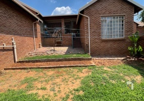 Pretoria North, Amandasig, townhouse for sale, 3 bedroom, secure complex, double garage, close to schools