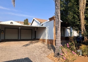 house for sale, Amandasig, Pretoria North, 2 bedroom, modern kitchen, secure property, double garage