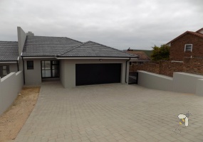 Little Brakriver duet, new home, 3-bedroom, farm views, gas hob, solar geyser, double garage, Fraaiuitsig, Great Brakriver