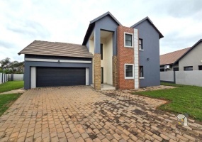 Double-storey, 4 bedroom, family home, modern kitchen, scullery, double garage, built-in braai, spacious living, Melodie