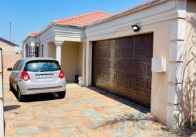 3 bedroom house, Paradise Park, Vosloorus, cottage, en-suite, double garage, modern kitchen, public transport, Ekurhuleni