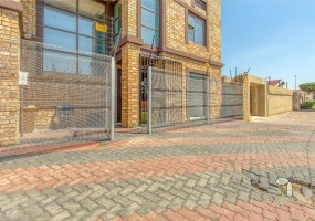 Soweto, Johannesburg, 3 bedroom house, Flatlet, rental income, aircon, modern finishes, R1565000, propertyhive