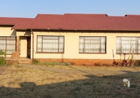 Roodenbuilt, house for sale, full title, large yard, 3 bedroom, double garage, spacious living, R950000