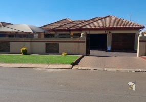 Dawn Park, Boksburg, house for sale, sanctuary, jacuzzi bath, electric fencing, double garage, family home, R1100000