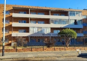 Discover this neat, secure, Small 1-bedroom flat in the heart of Boksburg Central. Ideal for a young professional, first-time buyer, or savvy investor.