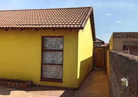 Vosloorus, face brick home, low maintenance, 3 bedroom, fitted kitchen, Clinix Hospital, family home, R879000