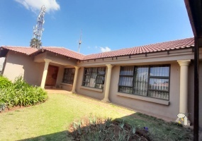 Dersley, Springs, 3 bedroom house, modern kitchen, swimming pool, double garage, family home, outdoor oasis, R1070000.