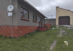 Ikhwezi Township, 3 bedroom house, built-in wardrobes, ensuite, tiled floor, new kitchen cabinets, public transport access, R1630000