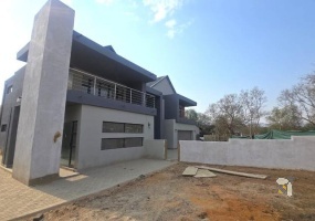 Hartbeespoort house for sale, 4 bedroom home, modern house, luxury estate property, secure estate, pool, built-in braai, staff quarters, R5990000